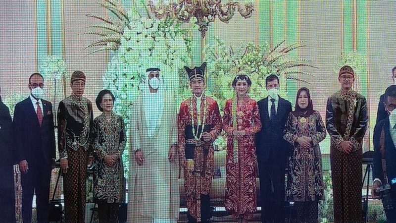 Putra Presiden UEA, Khaled bin Mohammed bin Zayed Al Nahyan, menyapa cucu Presiden Joko Widodo, Jan Ethes, di pernikahan Kaesang Pangarep dan Erina Gudono. (Dok: Biro Foto setpres/Laily Rachev)