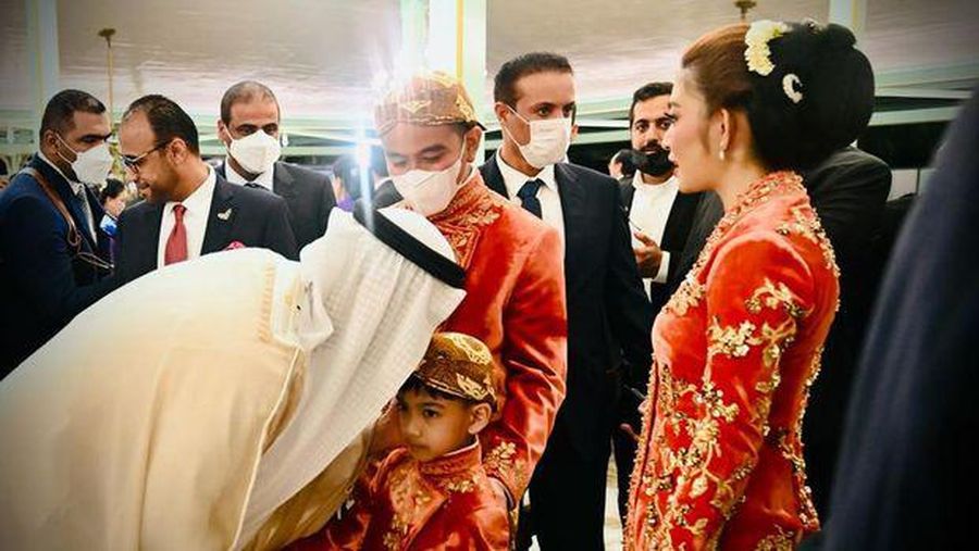 Putra Presiden UEA, Khaled bin Mohammed bin Zayed Al Nahyan, menyapa cucu Presiden Joko Widodo, Jan Ethes, di pernikahan Kaesang Pangarep dan Erina Gudono. (Dok: Biro Foto setpres/Laily Rachev)