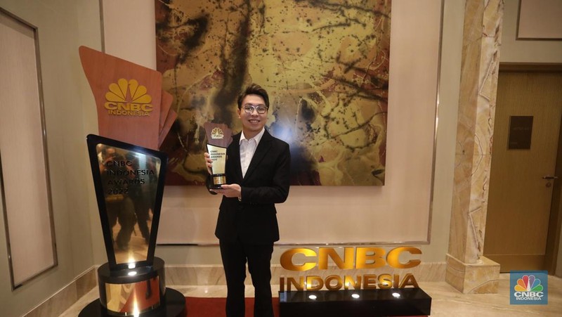 Sesi Foto bersama Erick Thohir, Chairul Tanjung (CT) berserta para pemenang penghargaan bergengsi վ Award dengan tema 