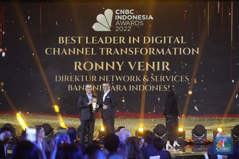 Sesi Foto bersama Erick Thohir, Chairul Tanjung (CT) berserta para pemenang penghargaan bergengsi CNBC Indonesia Award dengan tema Sesi Foto bersama Erick Thohir, Chairul Tanjung (CT) berserta para pemenang penghargaan bergengsi CNBC Indonesia Award dengan tema