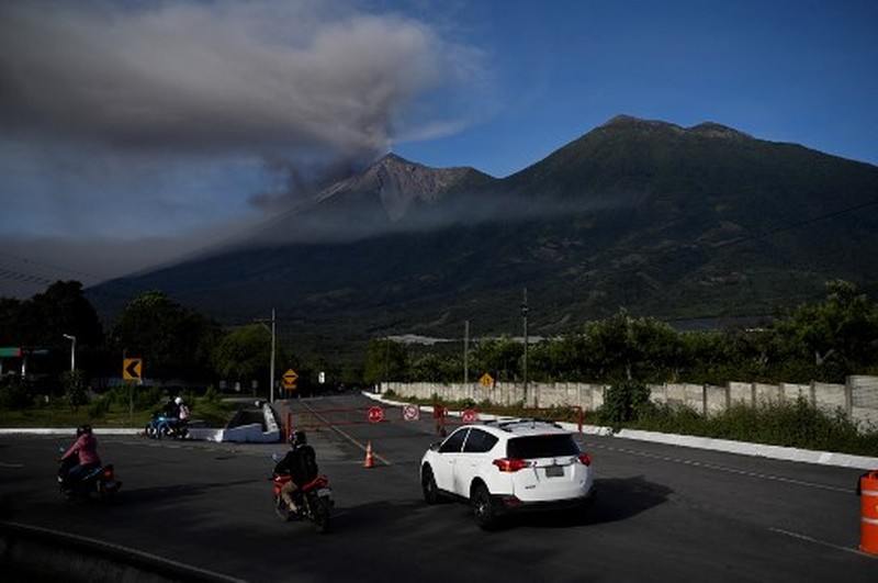 Salah satu gunung berapi paling aktif di Amerika Tengah, Fuego, yang berada di Guatemala meletus, pada Minggu (11/12). (AFP/JOHAN ORDONEZ)