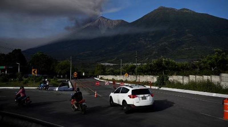 Salah satu gunung berapi paling aktif di Amerika Tengah, Fuego, yang berada di Guatemala meletus, pada Minggu (11/12). (AFP/JOHAN ORDONEZ)