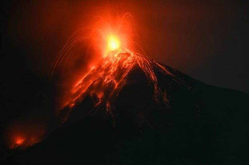 Salah satu gunung berapi paling aktif di Amerika Tengah, Fuego, yang berada di Guatemala meletus, pada Minggu (11/12). (AFP/JOHAN ORDONEZ) Salah satu gunung berapi paling aktif di Amerika Tengah, Fuego, yang berada di Guatemala meletus, pada Minggu (11/12). (AFP/JOHAN ORDONEZ)