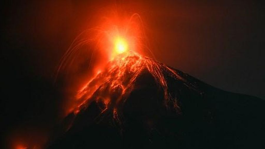 Salah satu gunung berapi paling aktif di Amerika Tengah, Fuego, yang berada di Guatemala meletus, pada Minggu (11/12). (AFP/JOHAN ORDONEZ)