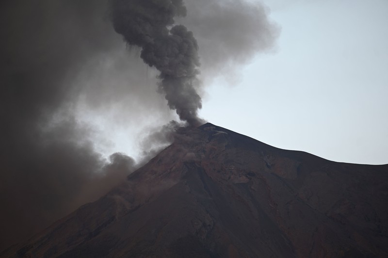 Salah satu gunung berapi paling aktif di Amerika Tengah, Fuego, yang berada di Guatemala meletus, pada Minggu (11/12). (AFP/JOHAN ORDONEZ)