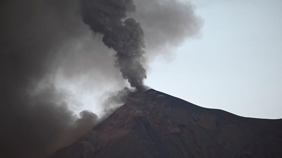 Salah satu gunung berapi paling aktif di Amerika Tengah, Fuego, yang berada di Guatemala meletus, pada Minggu (11/12). (AFP/JOHAN ORDONEZ)