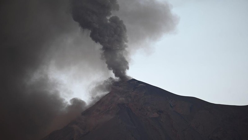Salah satu gunung berapi paling aktif di Amerika Tengah, Fuego, yang berada di Guatemala meletus, pada Minggu (11/12). (AFP/JOHAN ORDONEZ)