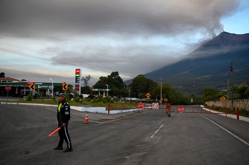 Salah satu gunung berapi paling aktif di Amerika Tengah, Fuego, yang berada di Guatemala meletus, pada Minggu (11/12). (AFP/JOHAN ORDONEZ) Salah satu gunung berapi paling aktif di Amerika Tengah, Fuego, yang berada di Guatemala meletus, pada Minggu (11/12). (AFP/JOHAN ORDONEZ)