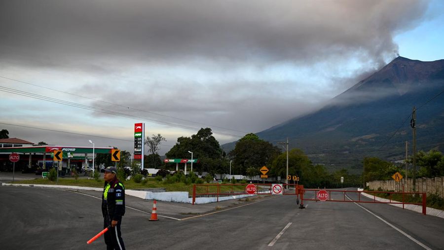 Salah satu gunung berapi paling aktif di Amerika Tengah, Fuego, yang berada di Guatemala meletus, pada Minggu (11/12). (AFP/JOHAN ORDONEZ)