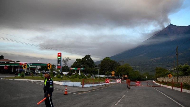 Salah satu gunung berapi paling aktif di Amerika Tengah, Fuego, yang berada di Guatemala meletus, pada Minggu (11/12). (AFP/JOHAN ORDONEZ)
