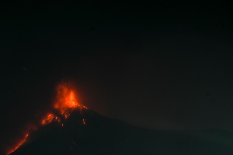 Salah satu gunung berapi paling aktif di Amerika Tengah, Fuego, yang berada di Guatemala meletus, pada Minggu (11/12). (AFP/JOHAN ORDONEZ)