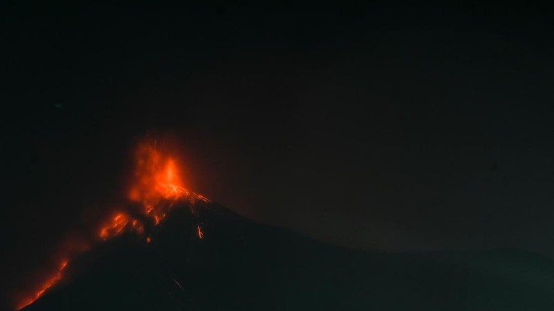 Salah satu gunung berapi paling aktif di Amerika Tengah, Fuego, yang berada di Guatemala meletus, pada Minggu (11/12). (AFP/JOHAN ORDONEZ)