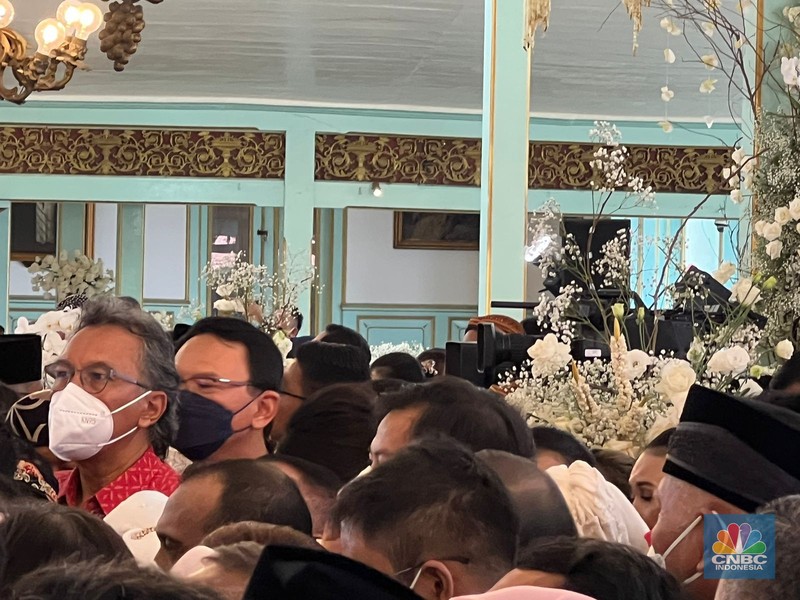 Sederet tamu mulai merapat ke Pura Mangkunegaran Solo untuk menghadiri resepsi pernikahan putra bungsu Presiden Joko Widodo (Jokowi), Kaesang Pangarep, dan juga Erina Gudono. (CNBC Indonesia)