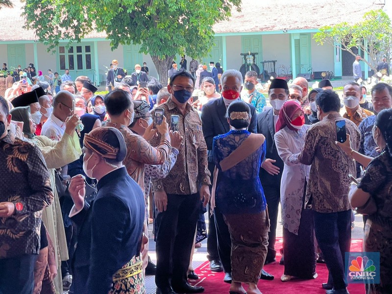 Sederet tamu mulai merapat ke Pura Mangkunegaran Solo untuk menghadiri resepsi pernikahan putra bungsu Presiden Joko Widodo (Jokowi), Kaesang Pangarep, dan juga Erina Gudono. Sederet tamu mulai merapat ke Pura Mangkunegaran Solo untuk menghadiri resepsi pernikahan putra bungsu Presiden Joko Widodo (Jokowi), Kaesang Pangarep, dan juga Erina Gudono. (CNBC Indonesia)