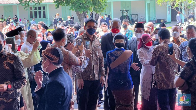 Sederet tamu mulai merapat ke Pura Mangkunegaran Solo untuk menghadiri resepsi pernikahan putra bungsu Presiden Joko Widodo (Jokowi), Kaesang Pangarep, dan juga Erina Gudono. (CNBC Indonesia)