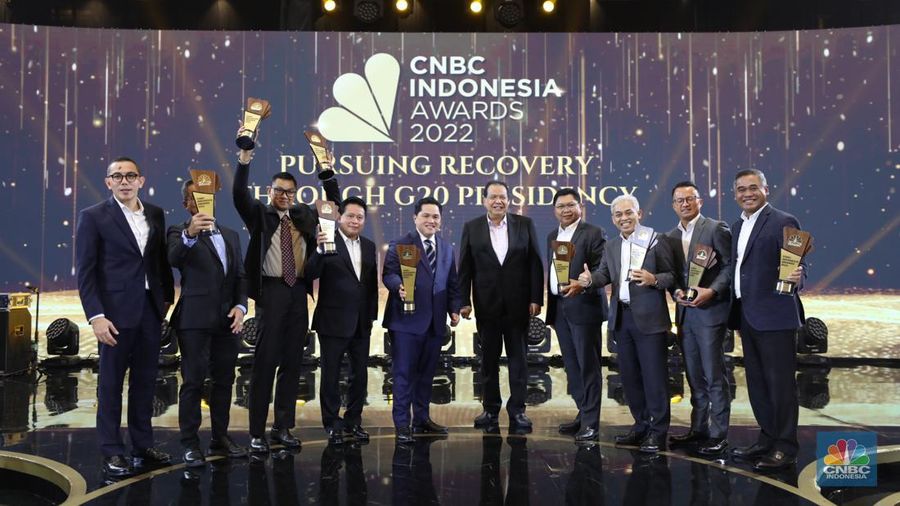 Sesi Foto bersama Erick Thohir, Chairul Tanjung (CT) berserta para pemenang penghargaan bergengsi վ Award dengan tema 