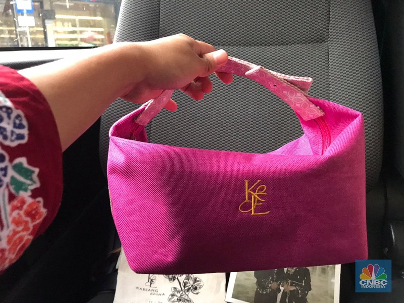 Souvenir yang dibagikan berupa pouch serbaguna warna pink fuschia dengan inisial K dan E, yang melambangkan nama kedua pengantin, Kaesang dan Erina. Pouch tersebut dibungkus kantong dari kain kanvas berwarna putih gading. Souvenir yang dibagikan berupa pouch serbaguna warna pink fuschia dengan inisial K dan E, yang melambangkan nama kedua pengantin, Kaesang dan Erina. Pouch tersebut dibungkus kantong dari kain kanvas berwarna putih gading. (CNBC Indonesia/Halimatus Sadiyah)