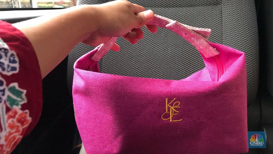 Souvenir yang dibagikan berupa pouch serbaguna warna pink fuschia dengan inisial K dan E, yang melambangkan nama kedua pengantin, Kaesang dan Erina. Pouch tersebut dibungkus kantong dari kain kanvas berwarna putih gading. (CNBC Indonesia/Halimatus Sadiyah)