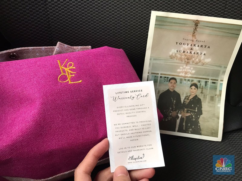 Souvenir yang dibagikan berupa pouch serbaguna warna pink fuschia dengan inisial K dan E, yang melambangkan nama kedua pengantin, Kaesang dan Erina. Pouch tersebut dibungkus kantong dari kain kanvas berwarna putih gading. Souvenir yang dibagikan berupa pouch serbaguna warna pink fuschia dengan inisial K dan E, yang melambangkan nama kedua pengantin, Kaesang dan Erina. Pouch tersebut dibungkus kantong dari kain kanvas berwarna putih gading. (CNBC Indonesia/Halimatus Sadiyah)
