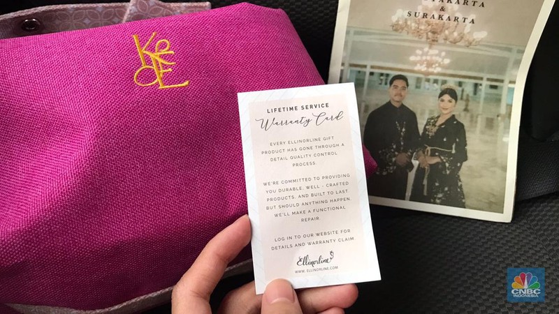 Souvenir yang dibagikan berupa pouch serbaguna warna pink fuschia dengan inisial K dan E, yang melambangkan nama kedua pengantin, Kaesang dan Erina. Pouch tersebut dibungkus kantong dari kain kanvas berwarna putih gading. (CNBC Indonesia/Halimatus Sadiyah)