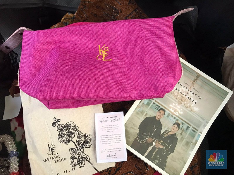 Souvenir yang dibagikan berupa pouch serbaguna warna pink fuschia dengan inisial K dan E, yang melambangkan nama kedua pengantin, Kaesang dan Erina. Pouch tersebut dibungkus kantong dari kain kanvas berwarna putih gading. Souvenir yang dibagikan berupa pouch serbaguna warna pink fuschia dengan inisial K dan E, yang melambangkan nama kedua pengantin, Kaesang dan Erina. Pouch tersebut dibungkus kantong dari kain kanvas berwarna putih gading. (CNBC Indonesia/Halimatus Sadiyah)