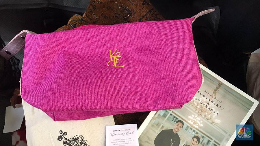 Souvenir yang dibagikan berupa pouch serbaguna warna pink fuschia dengan inisial K dan E, yang melambangkan nama kedua pengantin, Kaesang dan Erina. Pouch tersebut dibungkus kantong dari kain kanvas berwarna putih gading. (CNBC Indonesia/Halimatus Sadiyah)