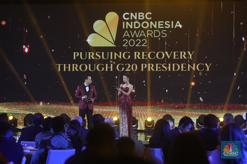 Suasana pembukaan acara penghargaan bergengsi CNBC Indonesia Award dengan tema Suasana pembukaan acara penghargaan bergengsi CNBC Indonesia Award dengan tema