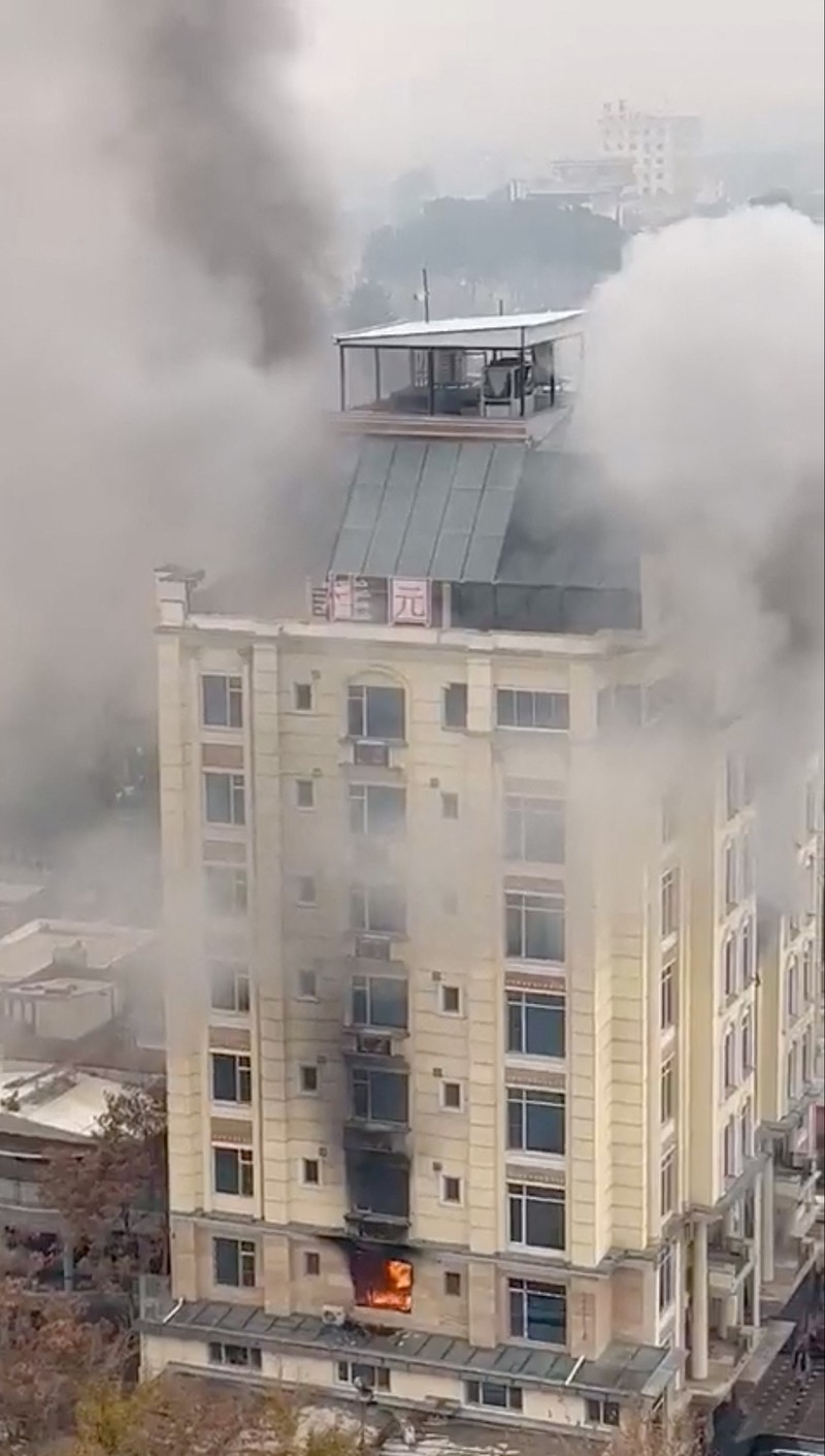 AFGHANISTAN-SHOOTING/UGC A person prepares to jump from a hotel window in Shahr-e-Naw neighborhood amid sounds of gunfire in Kabul, Afghanistan December 12, 2022 in this still image from video. Aamaj News via REUTERS THIS IMAGE HAS BEEN SUPPLIED BY A THIRD PARTY. NO RESALES. NO ARCHIVES. MANDATORY CREDIT