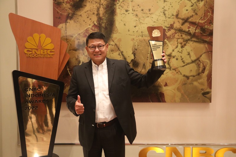 Sesi Foto bersama Erick Thohir, Chairul Tanjung (CT) berserta para pemenang penghargaan bergengsi CNBC Indonesia Award dengan tema 