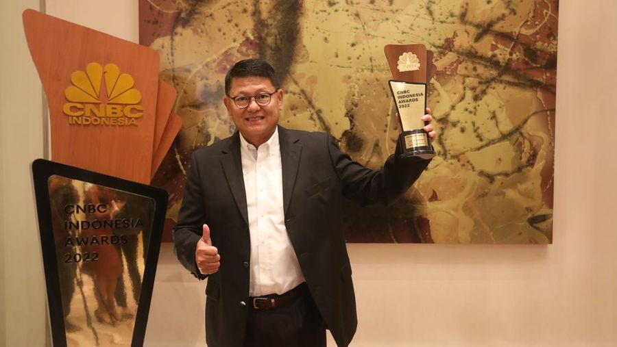 Sesi Foto bersama Erick Thohir, Chairul Tanjung (CT) berserta para pemenang penghargaan bergengsi վ Award dengan tema 