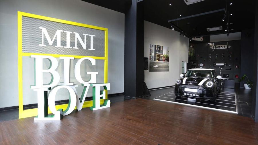 BMW Group Indonesia, MINI Asia bersama dengan PT Plaza Auto Raya kembali membuktikan komitmennya mengembangkan brand MINI di Indonesia dan layanan premium dengan meresmikan showroom Plaza MINI Pondok Indah, Jakarta Selatan. Ist