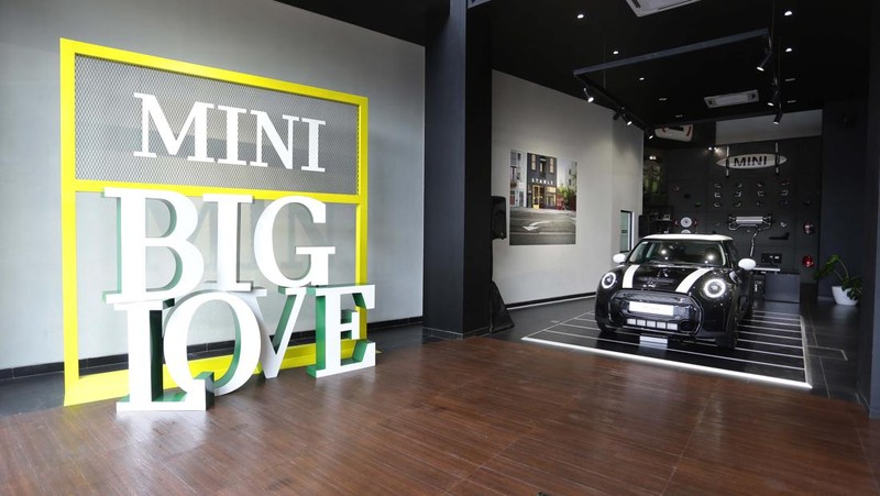 BMW Group Indonesia, MINI Asia bersama dengan PT Plaza Auto Raya kembali membuktikan komitmennya mengembangkan brand MINI di Indonesia dan layanan premium dengan meresmikan showroom Plaza MINI Pondok Indah, Jakarta Selatan. Ist
