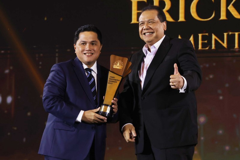 Sesi Foto bersama Erick Thohir, Chairul Tanjung (CT) berserta para pemenang penghargaan bergengsi CNBC Indonesia Award dengan tema Sesi Foto bersama Erick Thohir, Chairul Tanjung (CT) berserta para pemenang penghargaan bergengsi CNBC Indonesia Award dengan tema