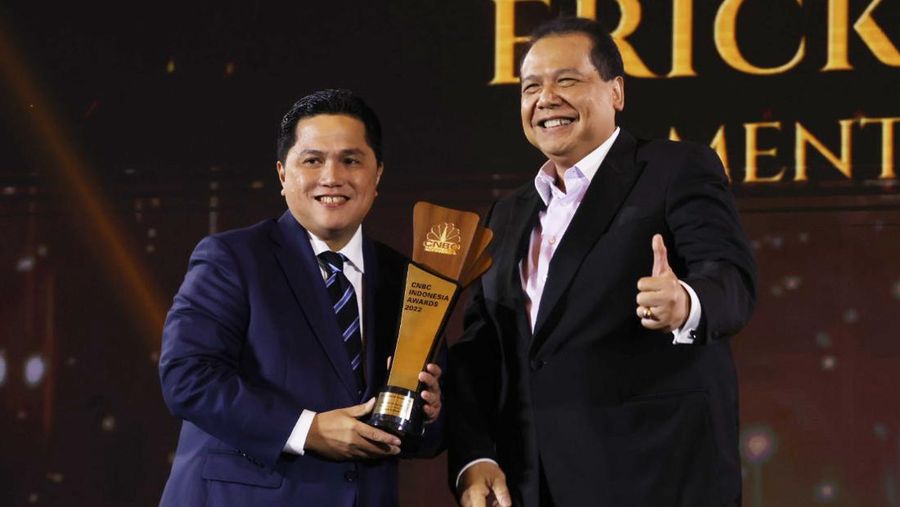 Sesi Foto bersama Erick Thohir, Chairul Tanjung (CT) berserta para pemenang penghargaan bergengsi վ Award dengan tema 