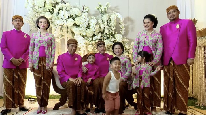 Foto keluarga besar Jokowi (Tangkapan layar Twitter @bobbynasution_)