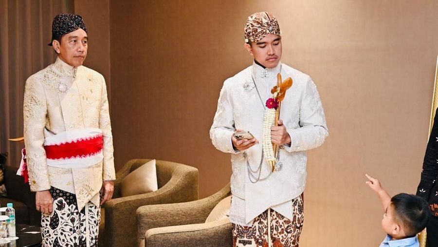 Foto keluarga besar Jokowi (Tangkapan layar Twitter @bobbynasution_)