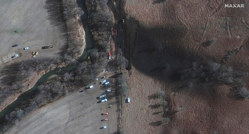A satellite image shows emergency crews and equipment working to clean up the crude oil spill along Mill Creek following the leak at the Keystone pipeline operated by TC Energy, in Washington County, Kansas, U.S. December 10, 2022.  Satellite image 2022 Maxar Technologies/Handout via REUTERS THIS IMAGE HAS BEEN SUPPLIED BY A THIRD PARTY. NO RESALES. NO ARCHIVES. MANDATORY CREDIT. DO NOT OBSCURE LOGO