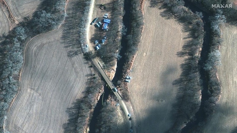 A satellite image shows emergency crews and equipment working to clean up the crude oil spill along Mill Creek following the leak at the Keystone pipeline operated by TC Energy, in Washington County, Kansas, U.S. December 10, 2022.  Satellite image 2022 Maxar Technologies/Handout via REUTERS THIS IMAGE HAS BEEN SUPPLIED BY A THIRD PARTY. NO RESALES. NO ARCHIVES. MANDATORY CREDIT. DO NOT OBSCURE LOGO