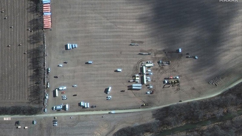 A satellite image shows emergency crews and equipment working to clean up the crude oil spill along Mill Creek following the leak at the Keystone pipeline operated by TC Energy, in Washington County, Kansas, U.S. December 10, 2022.  Satellite image 2022 Maxar Technologies/Handout via REUTERS THIS IMAGE HAS BEEN SUPPLIED BY A THIRD PARTY. NO RESALES. NO ARCHIVES. MANDATORY CREDIT. DO NOT OBSCURE LOGO