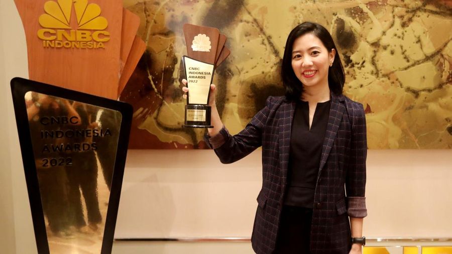 Sesi Foto bersama Erick Thohir, Chairul Tanjung (CT) berserta para pemenang penghargaan bergengsi վ Award dengan tema 