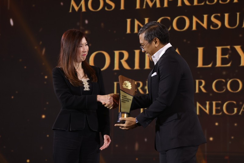 Sesi Foto bersama Erick Thohir, Chairul Tanjung (CT) berserta para pemenang penghargaan bergengsi CNBC Indonesia Award dengan tema Sesi Foto bersama Erick Thohir, Chairul Tanjung (CT) berserta para pemenang penghargaan bergengsi CNBC Indonesia Award dengan tema