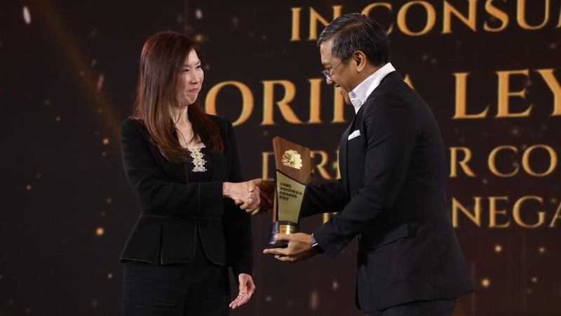 Sesi Foto bersama Erick Thohir, Chairul Tanjung (CT) berserta para pemenang penghargaan bergengsi վ Award dengan tema 