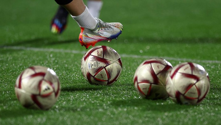 SOCCER-WORLDCUP-ARG-CRO/PREVIEW Soccer Football - FIFA World Cup Qatar 2022 - Croatia Training - Al Erssal Training Site 3, Doha, Qatar - December 12, 2022 The new World Cup football's are seen during training REUTERS/Lee Smith