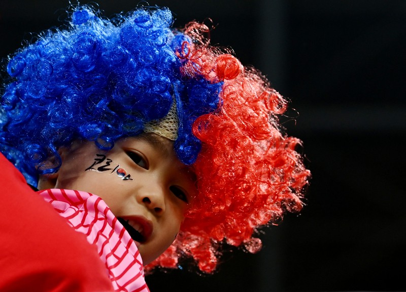 SOCCER-WORLDCUP-TUN-FRA/REPORT Soccer Football - FIFA World Cup Qatar 2022 - Group D - Tunisia v France - Education City Stadium, Al Rayyan, Qatar - November 30, 2022 A young fan inside the stadium before the match REUTERS/Carl Recine TPX IMAGES OF THE DAY