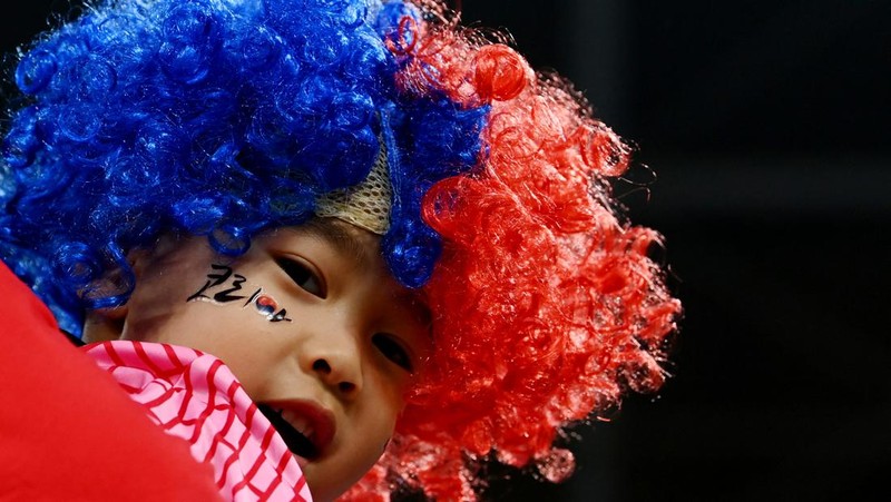 Soccer Football - FIFA World Cup Qatar 2022 - Group D - Tunisia v France - Education City Stadium, Al Rayyan, Qatar - November 30, 2022 A young fan inside the stadium before the match REUTERS/Carl Recine     TPX IMAGES OF THE DAY
