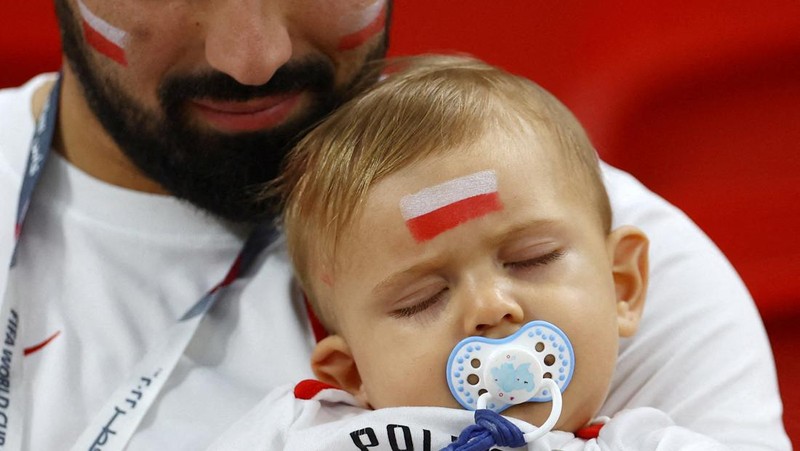 Soccer Football - FIFA World Cup Qatar 2022 - Group D - Tunisia v France - Education City Stadium, Al Rayyan, Qatar - November 30, 2022 A young fan inside the stadium before the match REUTERS/Carl Recine     TPX IMAGES OF THE DAY