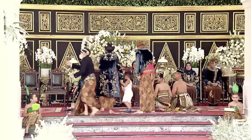 Tak cuma Jan Ethes yang mencuri perhatian di rangkaian pernikahan Kaesang dan Erina. Panembahan Al Nahyan, anak kedua Kahiyang Ayu dan Bobby Nasution juga tak kalah gemas. (Dok: CNN Indonesia/ Adhi Wicaksono)