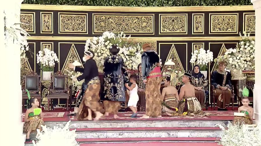 Tak cuma Jan Ethes yang mencuri perhatian di rangkaian pernikahan Kaesang dan Erina. Panembahan Al Nahyan, anak kedua Kahiyang Ayu dan Bobby Nasution juga tak kalah gemas. (Dok: CNN Indonesia/ Adhi Wicaksono)