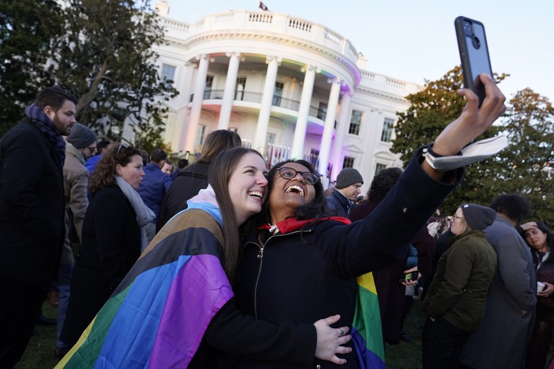 Presiden AS Joe Biden menandatangani Undang-Undang Penghormatan terhadap Perkawinan pada Hukum Selatan Gedung Putih di Washington, DC pada 13 Desember 2022. (AFP via Getty Images/BRENDAN SMIALOWSKI)