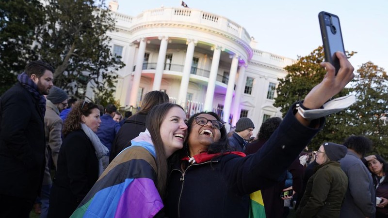 Presiden AS Joe Biden menandatangani Undang-Undang Penghormatan terhadap Perkawinan pada Hukum Selatan Gedung Putih di Washington, DC pada 13 Desember 2022. (AFP via Getty Images/BRENDAN SMIALOWSKI)